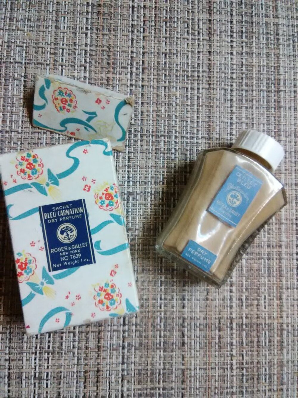 Roger & Gallet Bleu Carnation sachet  FULL w/ original box (torn) - COLLECTIBLE